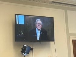 2024年11月22日,美国南卡罗来纳州众议员拉尔夫·诺曼(Ralph Norman)在一份视频致辞中表示,《大纪元时报》二十年前出版的《九评共产党》是一部非凡的作品,突出了中国共产党的毁灭性本质。(美国之音薛小山拍摄)