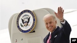 People with their faces covered take part in a pro-Ukrainian anti-separatist rally near the Kyiv Pechersk Lavra, June 22, 2014.