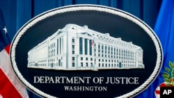 Закон передбачає штрафи в розмірі до 250 тисяч доларів або трикратну суму отриманого хабаря, а також до 15 років позбавлення волі. Прокурори зможуть вимагати екстрадиції осіб, звинувачених відповідно до закону, у випадку країн, які мають угоду про екстрадицію зі США.