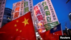 台湾独立团体与亲中团体在一个呼吁两岸和平统一的集会上对抗。(2016年5月14日)