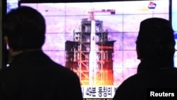 韩国民众2012年12月12日在首尔车站观看电视屏幕上有关朝鲜发射火箭的报道