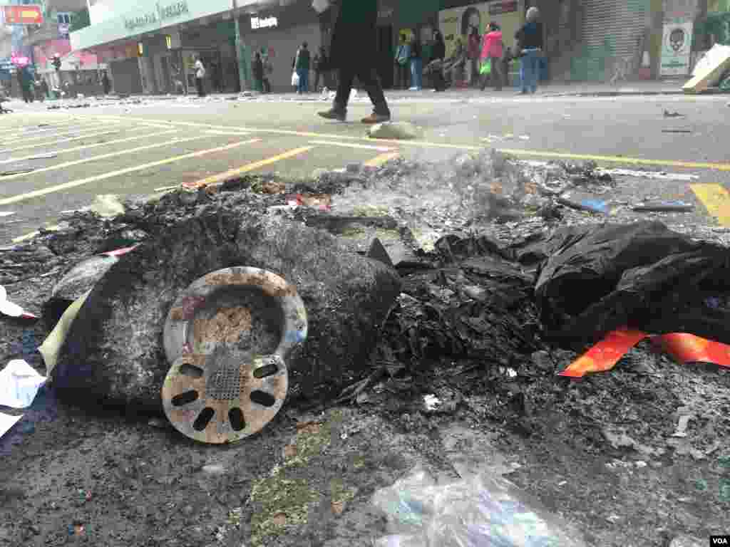 旺角街头夜市大年初一晚爆发激烈警民冲突(美国之音谭嘉琪拍摄)