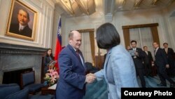 蔡英文总统接见「美国联邦参议员库恩斯及哈桑访问团」(台湾总统府照片)