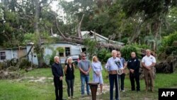 拜登总统和夫人吉尔·拜登9月2日(星期六)视察了遭遇飓风伊达利亚袭击的佛罗里达社区。图为拜登总统站在一座被飓风吹倒的大树砸毁民房前发表讲话。