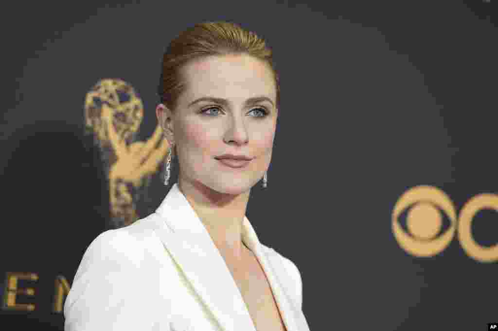 美国女演员兼歌手埃文·蕾切尔·伍德(Evan Rachel Wood)于2017年9月17日抵达在洛杉矶举行的第69届艾美奖颁奖典礼。她说她被两个人强奸,但还没有说出他们是谁。