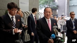 朝鲜外务相李勇浩在纽约,在其下榻酒店外对记者讲话。(2017年9月25日)