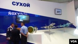 中国黑客特别感兴趣俄战机制造商。俄罗斯苏霍伊飞机制造联合体在2013年莫斯科航展上的展台。(美国之音白桦拍摄)