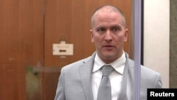 资料照片:因杀死弗洛伊德而被判定犯有谋杀罪的前明尼阿波利斯警察肖文在听候州法官作出对他的量刑裁决前,在量刑听证上发言。(2022年6月25日)