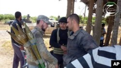 Phe nổi dậySyria chuẩn bị đẩy lui cuộc tấn công của lực lượng chính phủ ở thị trấn Qusair, ngày 19/5/2013.