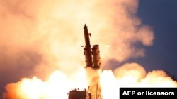 朝鲜朝中社11月29日发布照片,显示朝鲜进行的超大型综合火箭发射系统试验。