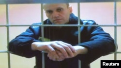 俄罗斯反对派人士纳瓦尔尼2022年5月24日在狱中通过视频参与上诉案的法庭听证。