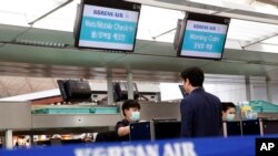 大韩航空办理登机手续的一个工作台。(美联社资料图)