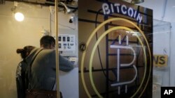 在香港,人们正在使用一台比特币提款机。(美联社 2017年12月8日)