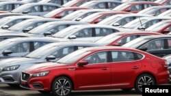 资料照:中国江苏连云港码头等待装船出口海外的汽车。(2019年10月14日)