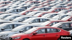 资料照:中国江苏连云港码头等待装船出口海外的汽车。(2019年10月14日)