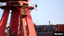 资料图片:中国江苏连云港一集装箱码头。2019年8月13日。路透社