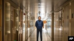 资料照:2020年4月13日,美国公民丹尼尔·徐在上海他所住的公寓附近摆拍(美联社)。