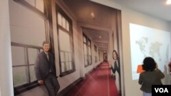 总统府内参观者可以和总统与副总统的照片拍照 (美国之音申华 拍摄)