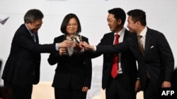 (从左至右)美在台协会处长梅健华、台湾总统蔡英文、台北美国商会章锦华和美国国务院亚太事务副助理国务卿黄之瀚在台北的一次宴会上碰杯。(2018年3月21日)