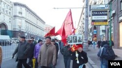 2012年11月7日,俄罗斯共产党在莫斯科市中心游行纪念十月革命节。(美国之音白桦拍摄)