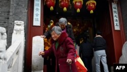 中国江苏老年人前往如皋市的一个寺庙参拜。(2021年3月31日)