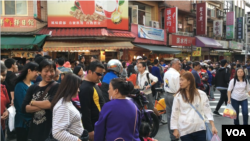 农历新年后人潮拥挤的淡水老街(美国之音海伦)