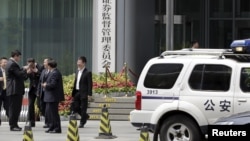 中国警车停在中国证监会门口(2015年7月9日)