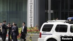 中国警车停在中国证监会门口(2015年7月9日)