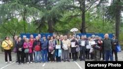 清华老校友在王国维纪念碑前举牌(推特图片/视频/高瑜)