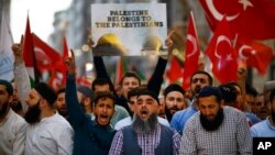 土耳其示威者手举国旗在伊斯坦布尔抗议美国大使馆从特拉维夫迁到耶路撒冷,一名示威者手举的标语写着:“巴勒斯坦属于巴勒斯坦人”。(5月14日)