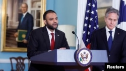 2023年5月15日,美国宗教自由无任所大使拉沙德·侯赛因就国际宗教自由报告的发布发表讲话,布林肯国务卿在一旁聆听。