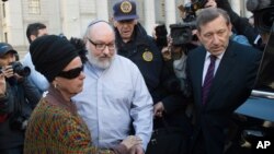 波拉德和妻子离开纽约的联邦法庭。(2015年11月20日)