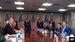 2025年2月7日,在华盛顿五角大楼举行的会议开始之前,美国国防部长皮特·海格塞斯(右)欢迎澳大利亚副总理兼国防部长理查德·马尔斯(左)。