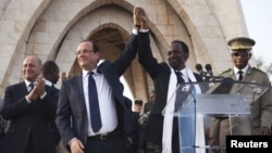Tổng thống Pháp Francois Hollande và Tổng thống lâm thời Mali Dioncounda Traore tại Bamako, ngày 2/2/2013.