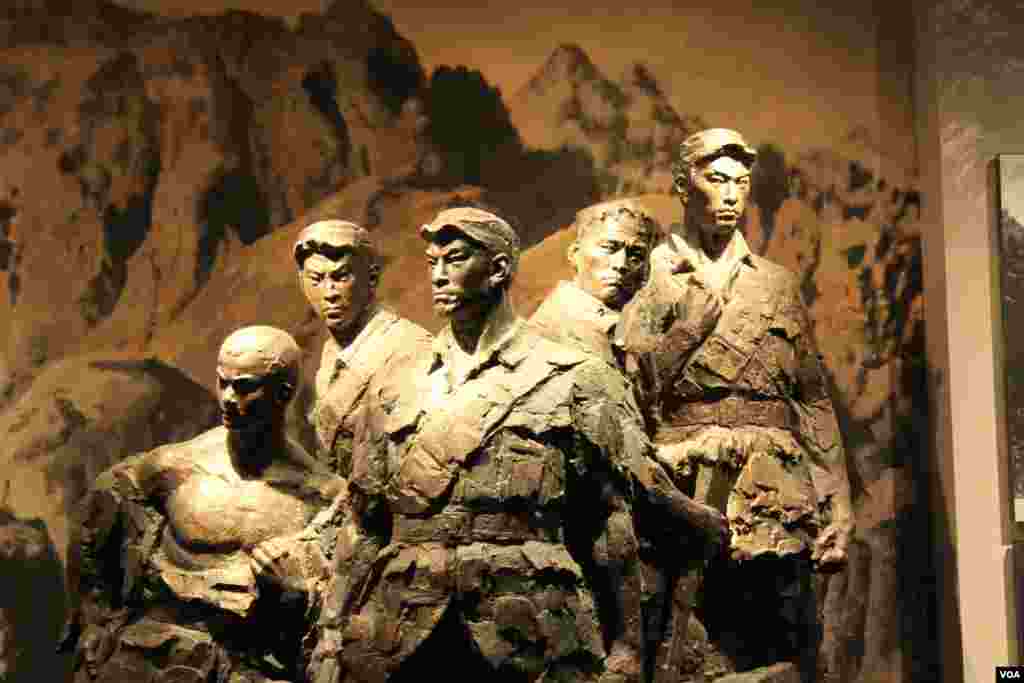 北京卢沟桥旁抗日战争纪念馆中狼牙山五壮士的雕像(美国之音东方拍摄)。 《炎黄春秋》2013年刊登了文章《狼牙山五壮士的细节分歧》, 质疑其跳崖细节。“狼牙山五壮士”后人起诉历史学家和专栏作家洪振快侵害名誉权、荣誉权,北京西城法院判决洪振快在媒体刊登公告道歉。有分析认为这是典型的政治判决。高瑜写道:法院在承认洪振快文章不存在侮辱、诽谤的情况下,判他公告道歉,强制他在官媒连续5天付费刊登判决书,洪被迫在网络筹款,不到一天即筹到所需不菲的费用,获得广泛道义支持。另一方面,郭松民在微博上用粗话辱骂洪振快和《炎黄春秋》责任编辑黄钟,被告上法庭。北京法院两审都宣布骂人者无罪。