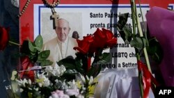 Ummat Katolik meletakkan Bunga, pesan, dan lilin untuk Paus Fransiskus di luar Rumah Sakit tempat Paus Fransiskus dirawat di Roma, Italia (4/5). Paus Fransiskus termasuk di antara lebih dari 300 nama yang dinominasikan untuk Nobel Perdamaian 2025.