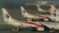 Các máy bay của Hãng hàng không Malaysia trên đường băng tại Sân bay Quốc tế Kuala Lumpur.