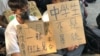 2019年9月30日手举标语的香港中学生参加中环罢课集会 (美国之音海彦拍摄)