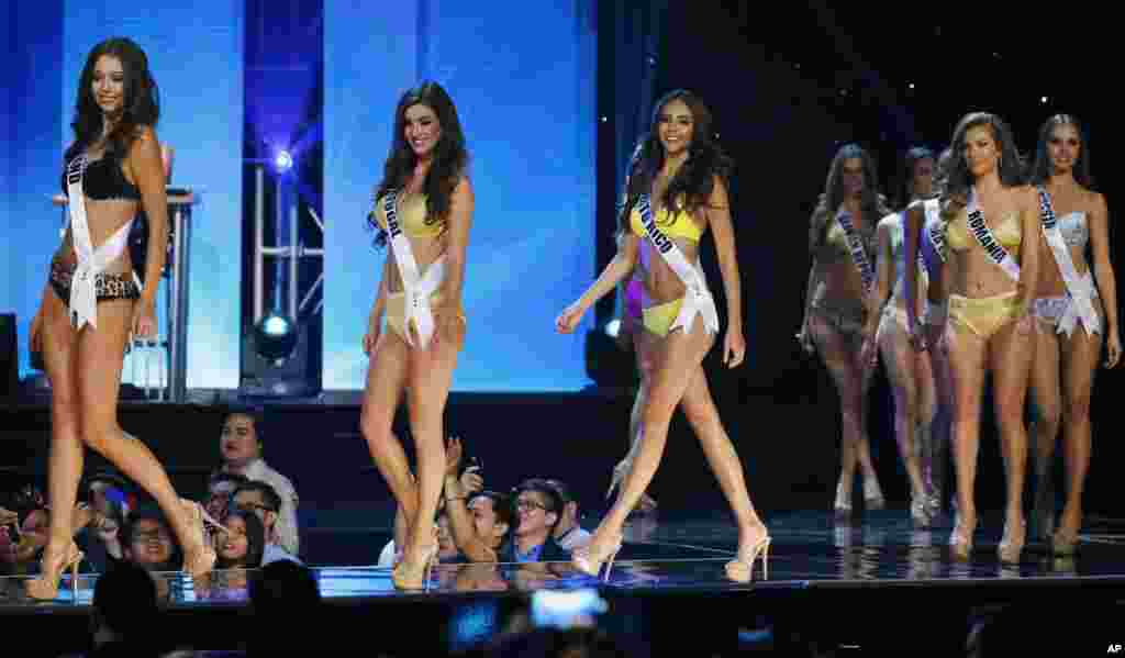 在马尼拉举行的2017年环球小姐大赛中,来自各国的选手身穿泳装(2017年1月26日)。