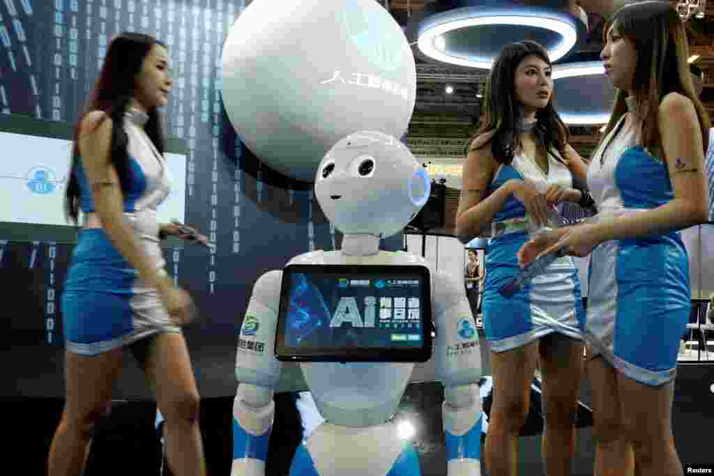 在澳门举办的2018亚洲全球博彩业博览会（Asian Gaming Expo）的一个展台推广人工智能博彩观念（2018年5月15日）。澳门号称世界最大博彩市场，但澳门赌场的生意受到中国反腐运动的影响。