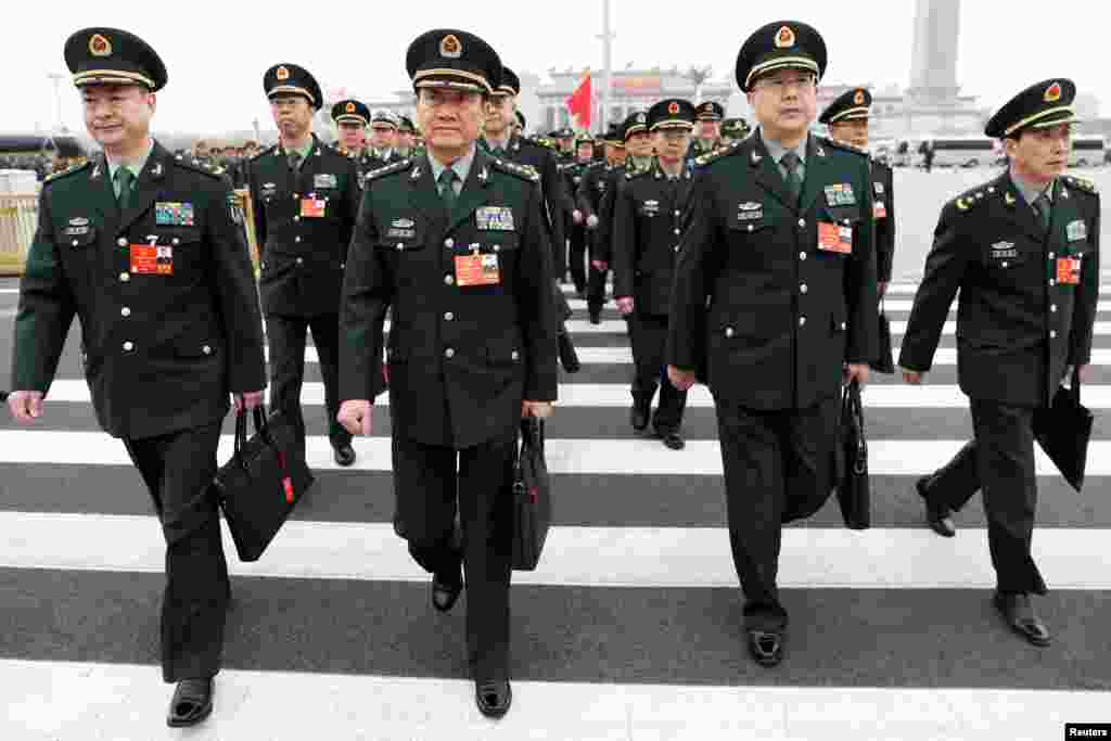 2018年3月4日,军人代表抵达人民大会堂,参加在北京举行的中国人大的预备会议。