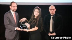 Martin Ennals 20162016年10月10日,伊力哈木的女儿菊尔和美国印第安纳大学教授史伯岭在日内瓦代表伊力哈木接受马丁恩纳斯人权奖。联合国人权事务高级专员扎伊德•拉阿德•侯赛因因到场颁奖而遭到中国政府的骚扰。(马丁恩纳斯基金会)