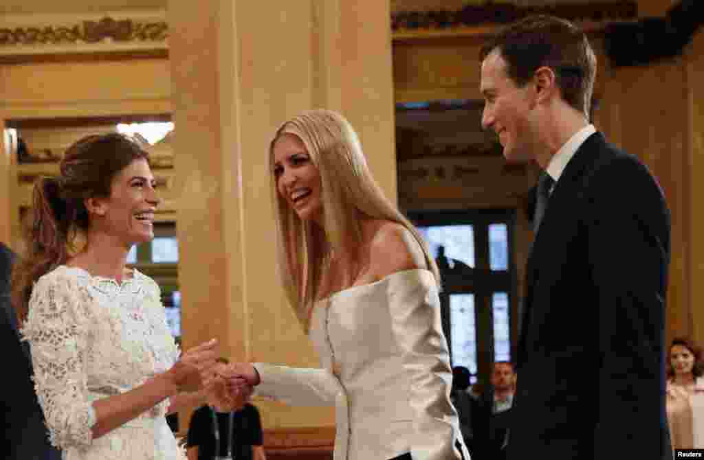 2018年11月30日,阿根廷布宜诺斯艾利斯的科隆剧院,白宫顾问贾里德·库什纳和伊万卡·特朗普受到阿根廷第一夫人朱莉安娜·阿瓦达的欢迎。