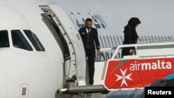 2016年12月23日马耳他机场: 人们走下被劫持的利比亚国家航空公司泛非航空班机