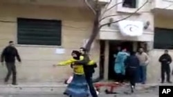 叙利亚霍姆斯2月6日一所医院外面的景象,活动人士称该医院遭政府军炮击