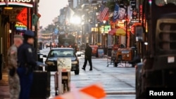 资料照片:2025年1月2日,路易斯安那州新奥尔良,新年庆祝活动期间,执法人员在一名驾驶卡车的男子袭击致人死亡的现场工作。