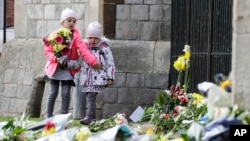 英国菲利普亲王逝世的消息公布后,孩子们在英国温莎城堡外献花。(2021年4月9日)