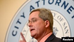 Luật sư thành phố San Francisco Dennis Herrera loan báo khởi kiện Tổng thống Donald Trump vì lệnh hành pháp nhắm vào các thành phố bảo vệ di dân, ngày 31/1/2017.