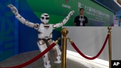 一个机器人在北京国际高新技术成果交易会的入口处翩翩起舞。(资料照片:2024年7月16日)