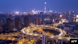 2018年2月14日,在农历新年前夕,夜色中灯光下的上海市天际线和南浦大桥。